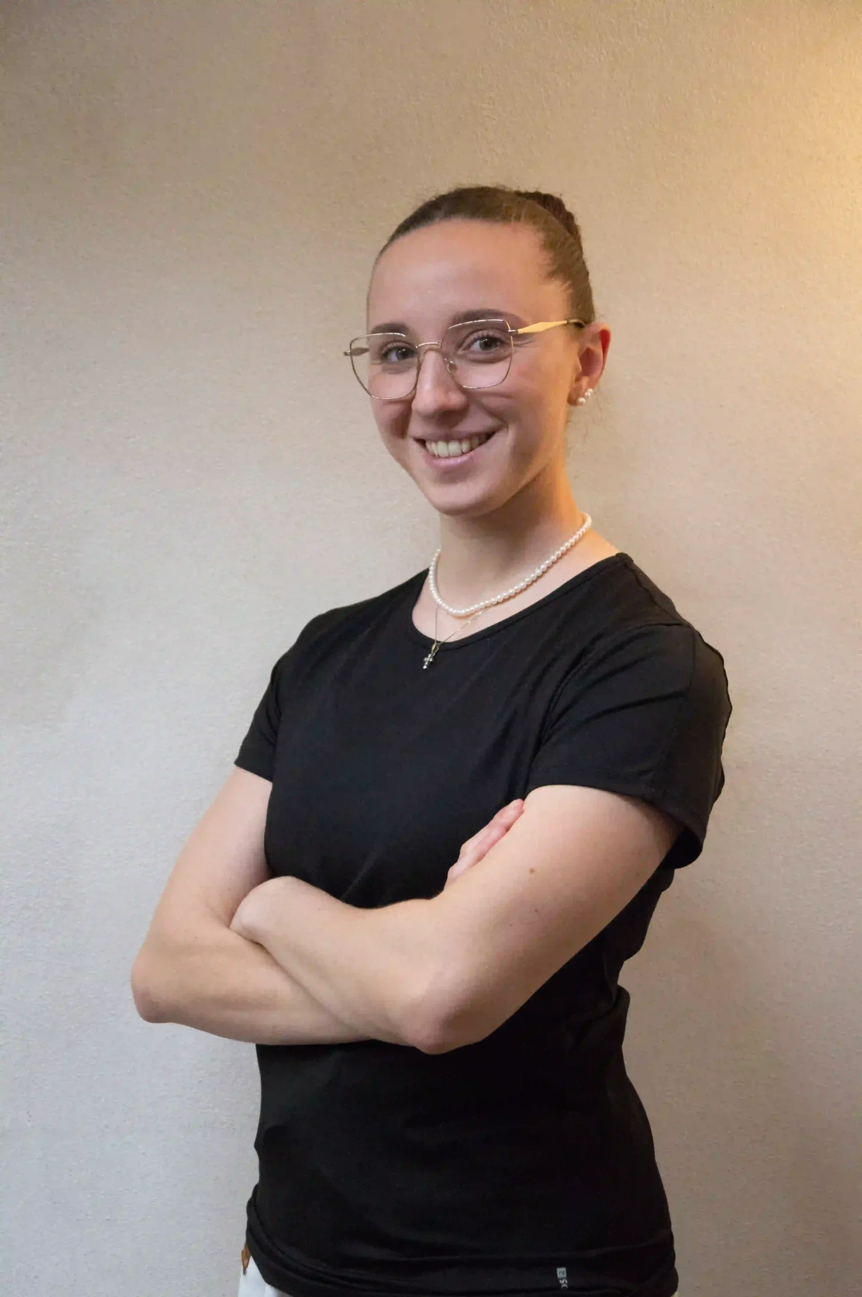 Maria Pia Surfaro con i fogli del calendario appena stampato